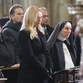 Taťána Kuchařová na pohřbu Dominika Duky.