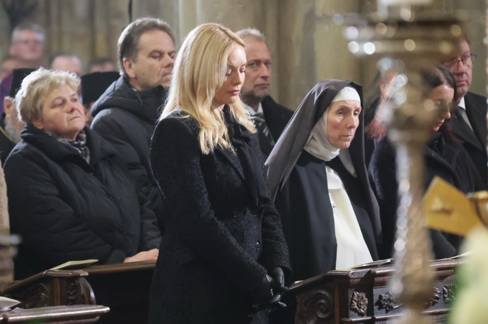 FOTO: Taťána Kuchařová na pohřbu Dominika Duky. – stránka 1