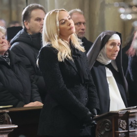 Taťána Kuchařová na pohřbu Dominika Duky.