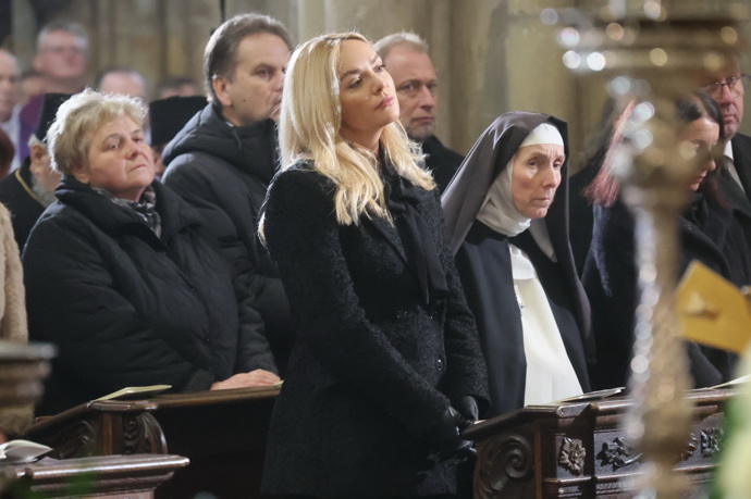 FOTO: Taťána Kuchařová na pohřbu Dominika Duky.