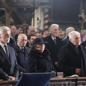 Viditelně pohublý Mirek Topolánek dorazil na pohřeb kardinála Dominiky Duky.