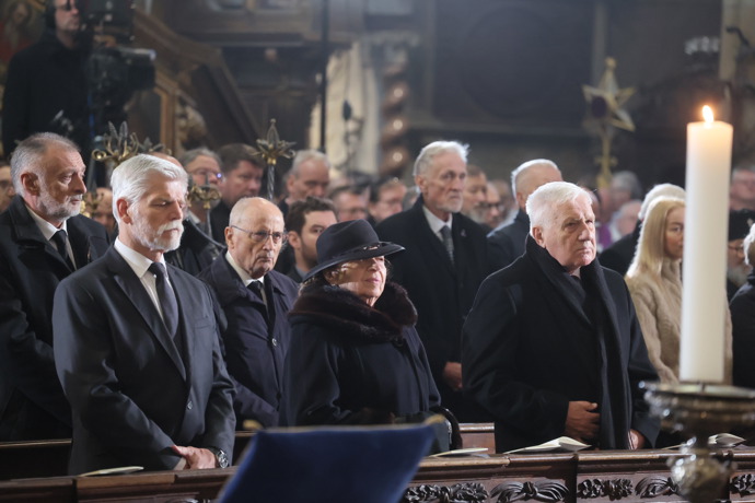 FOTO: Mirek Topolánek dorazil na pohřeb kardinála Dominiky Duky. – stránka 2