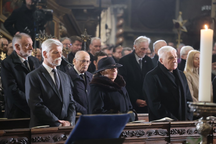 FOTO: Mirek Topolánek dorazil na pohřeb kardinála Dominiky Duky. – stránka 1