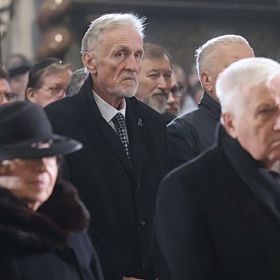 Mirek Topolánek i přes vážnou nemoc dorazil na pohřeb kardinála Dominiky Duky.