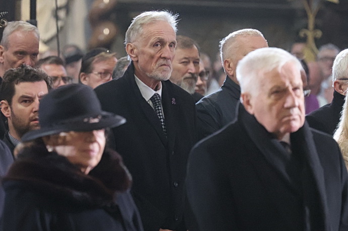 FOTO: Mirek Topolánek i přes vážnou nemoc dorazil na pohřeb kardinála Dominiky Duky.