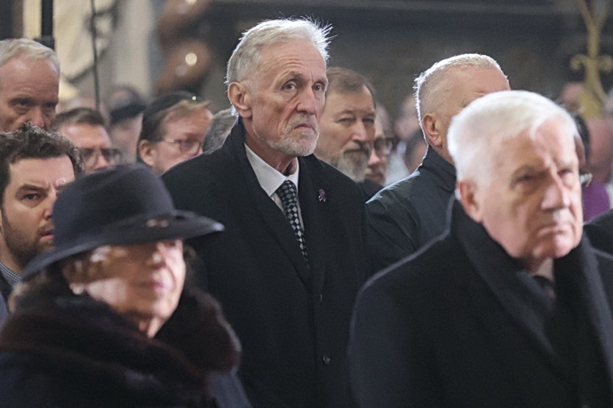 FOTO: Mirek Topolánek dorazil na pohřeb kardinála Dominiky Duky. – stránka 1