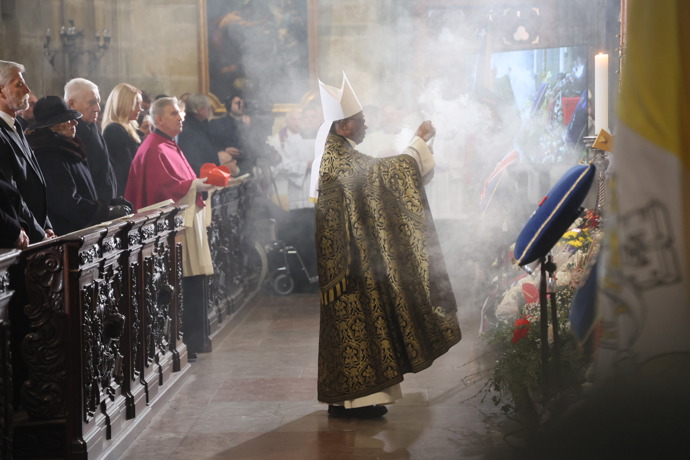 FOTO: Pohřeb Dominika Duky v katedrále svatého Víta. – stránka 18