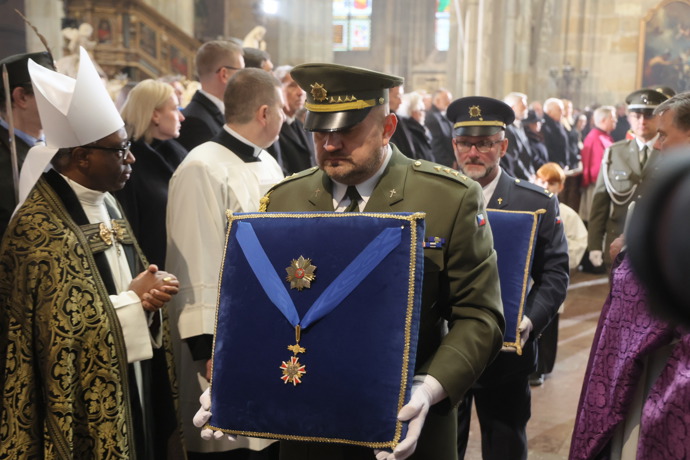 FOTO: Pohřeb Dominika Duky v katedrále svatého Víta. – stránka 16