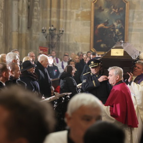 Alexandr Vondra nesl Dukovu rakev.