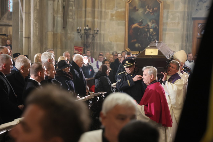 FOTO: Alexandr Vondra nesl Dukovu rakev. – stránka 6