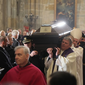 Alexandr Vondra nesl Dukovu rakev.