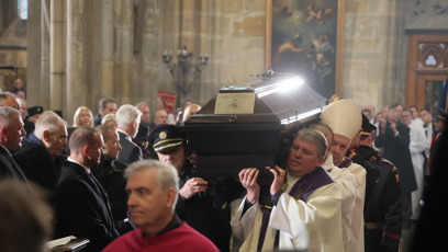 FOTO: Alexandr Vondra nesl Dukovu rakev.