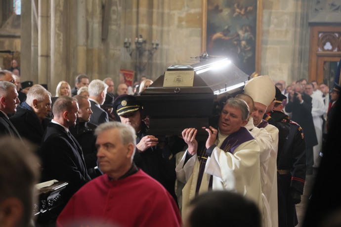 FOTO: Alexandr Vondra nesl Dukovu rakev. – stránka 11