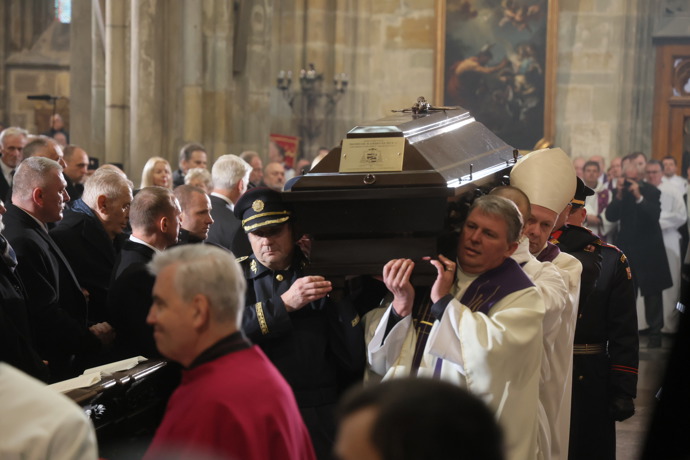 FOTO: Pohřeb Dominika Duky v katedrále svatého Víta. – stránka 14