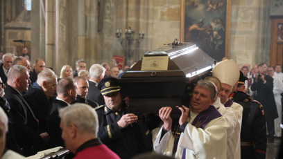 FOTO: Alexandr Vondra nesl Dukovu rakev.