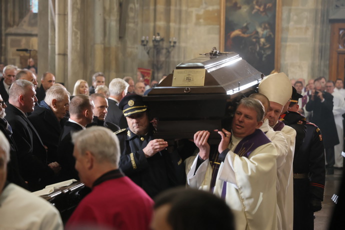 FOTO: Alexandr Vondra nesl Dukovu rakev. – stránka 10
