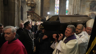 FOTO: Alexandr Vondra nesl Dukovu rakev.