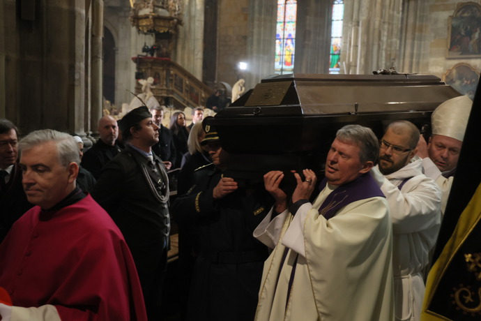 FOTO: Alexandr Vondra nesl Dukovu rakev. – stránka 9