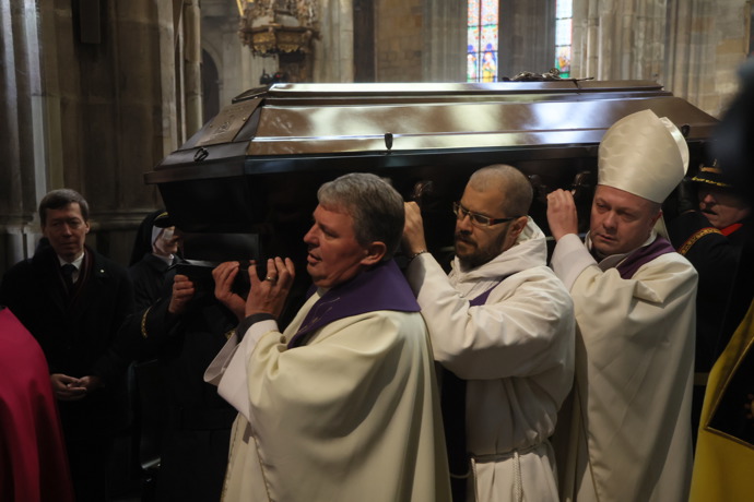 FOTO: Poslední cesta a hrob v katedrále. – stránka 8