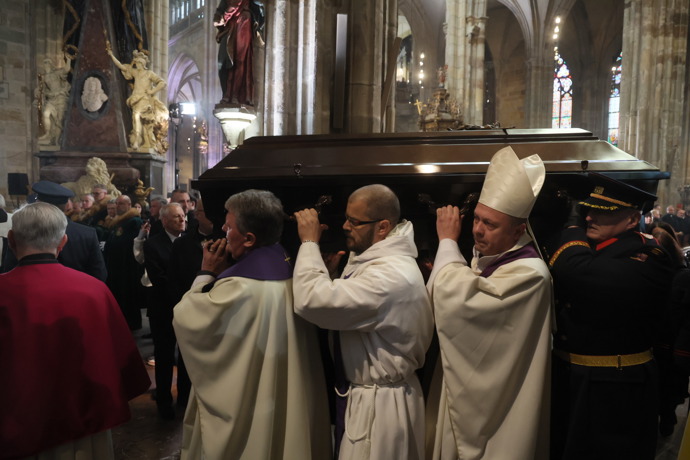 FOTO: Pohřeb Dominika Duky v katedrále svatého Víta. – stránka 13