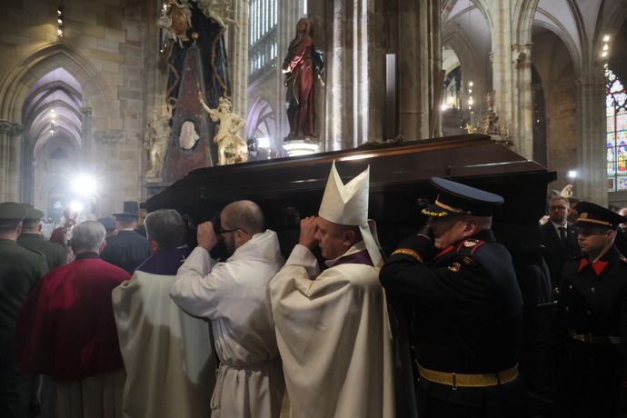FOTO: Poslední cesta a hrob v katedrále. Rakev nesl i Alexandr Vondra. – stránka 7