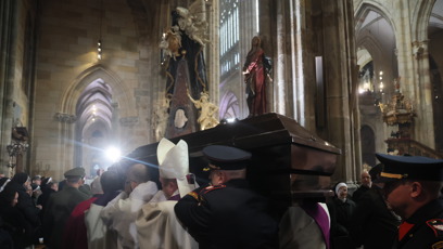 FOTO: Poslední cesta a hrob v katedrále. Rakev nesl i Alexandr Vondra