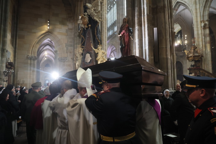 FOTO: Poslední cesta a hrob v katedrále. Rakev nesl i Alexandr Vondra – stránka 6