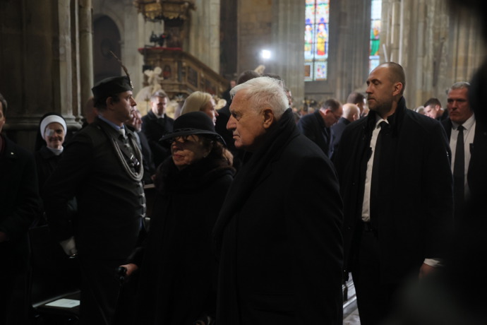 FOTO: Václav Klaus na pohřbu kardinála Dominika Duky. – stránka 4