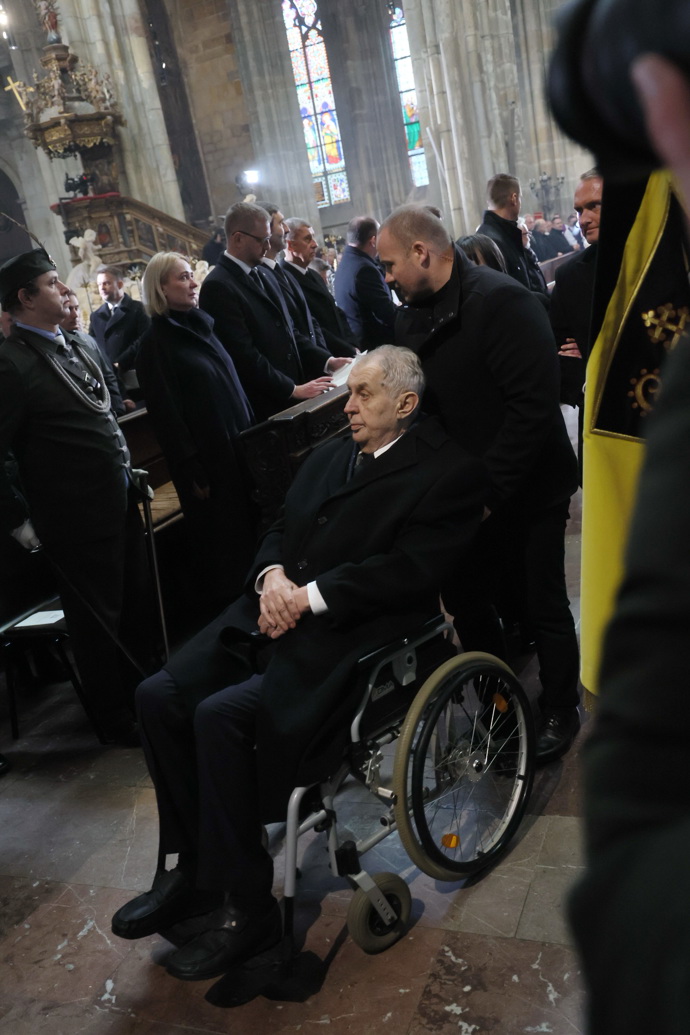 FOTO: Miloš Zeman po pohřbu Dominika Duky. – stránka 3