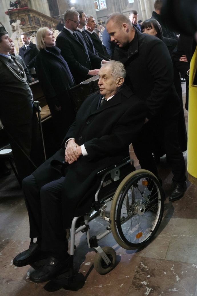 FOTO: Miloš Zeman na odchodu z katedrály svatého Víta. – stránka 11