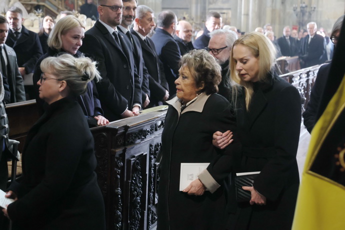 FOTO: Jiřina Bohdalová na pohřbu Dominika Duky. – stránka 2