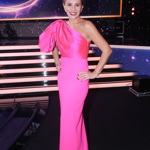 V roce 2023 jsme zpěvačku mohli vidět v nepřehlédnutelných růžových šatech s mašlí na pravém rameni. 