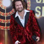 Zpěvák Richard Krajčo je svými extravagantními oblek proslulý a ani tentokrát nezklamal.