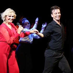 Tomáš Slavíček doprovází Helenu tancem na jejích koncertech. 