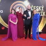 Pestré barvy najednou celý koberec rozzářily. 