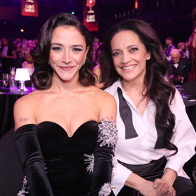 "Místo svého typického vysokého drdolu nebo natupírované hřívy zvolila jednoduché, volně splývající vlny, které jí dodaly mladistvý, svěží a přirozený výraz. Minimalistický styling působil mimořádně lichotivě a kultivovaně. Za mě to byl jeden z jejích nejpovedenějších účesů — čistý, decentní a zároveň velmi slušivý," hodnotí účes Honza Kořínek. 