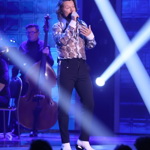 Zpěvák na Českém slavíkovi vystoupil v jiném outfitu, kterému dominovaly bílé boty.