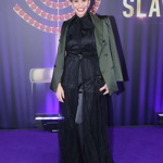 V roce 2024 vynesla Monika Absolonová překvapivou kombinaci černých večerních šatů a khaki saka. 