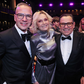 Pavel Vítek s partnerem Janisem Sidovským a Helenou Vondráčkovou během Českého slavíka 2025.