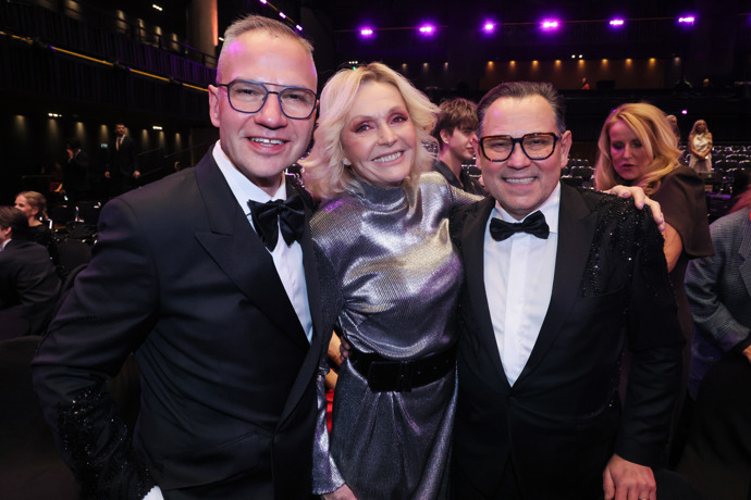 FOTO: Pavel Vítek s partnerem Janisem Sidovským a Helenou Vondráčkovou během Českého slavíka 2025.