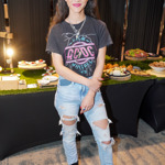 Rozervané džíny, tričko s potiskem ACDC a výrazná bižuterie na krku, to je styl Evy Burešové. 