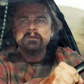 Leonardo DiCaprio ve filmu Jedna bitva za druhou (2025).