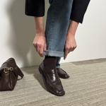 K úzkým kalhotám jsou vhodné i mokasíny, a to jak s džínami v plné délce, nebo můžete ukázat ponožky, které budou barevně ladit s botou. 