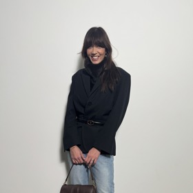 Úzké a kratší džíny si žádají kozačky na podpatku. 