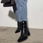 Nejlépe budou vypadat s kotníkovými kozačkami, které jsou víc upnuté na noze. 