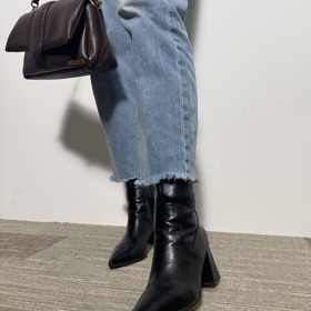 Nejlépe budou vypadat s kotníkovými kozačkami, které jsou víc upnuté na noze. 