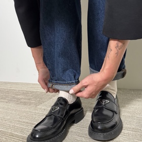 Pokud chcete být opravdu stylová, můžete ukázat i bílé ponožky, ty jsou u mokasín povolené, tím, že více ohrnete džíny. 