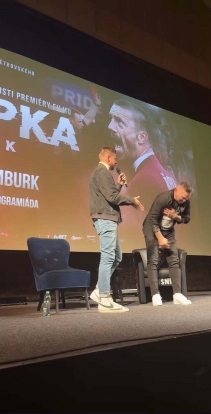 FOTO: Tomáš Řepka se přítomným klaněl. – stránka 84