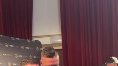 FOTO: Tomáš Řepka se fotil s fanoušky.