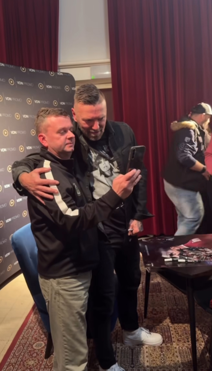 FOTO: Tomáš Řepka se fotil s fanoušky. – stránka 83